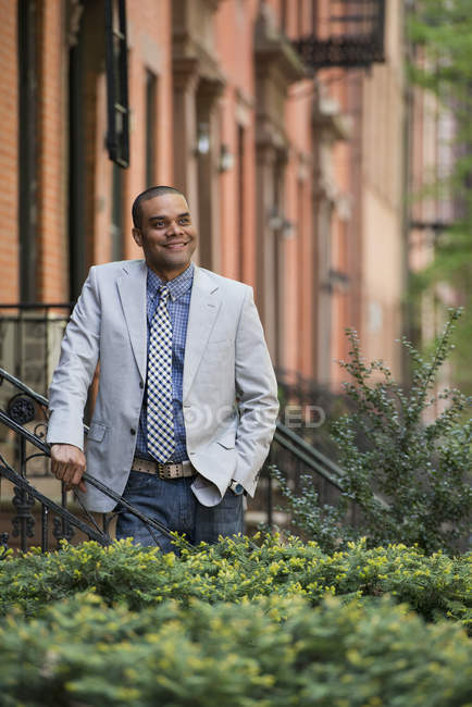 Человек в куртке и галстуке на городской улице — стоковое фото