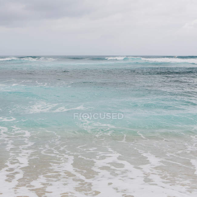 Agua de mar turquesa - foto de stock