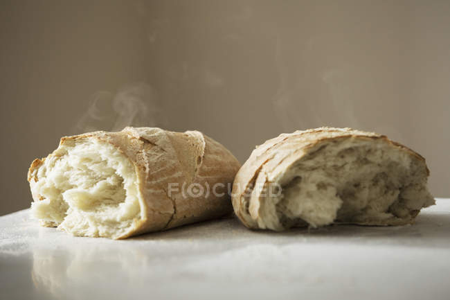 Panes de pan recién horneados . - foto de stock