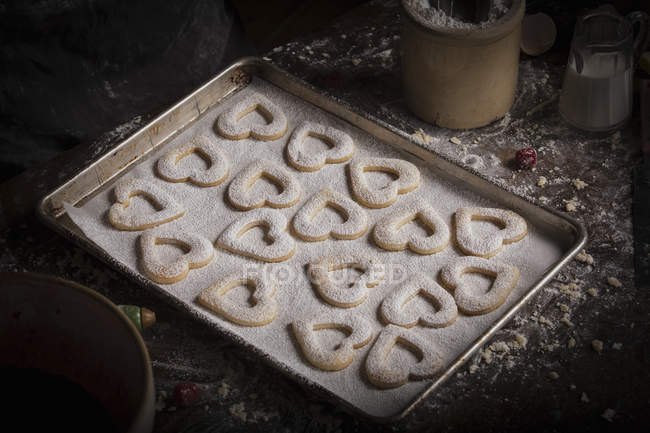Teglia con biscotti a forma di cuore — Foto stock