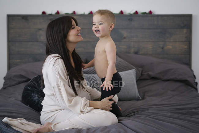 Donna che gioca con figlio — Foto stock