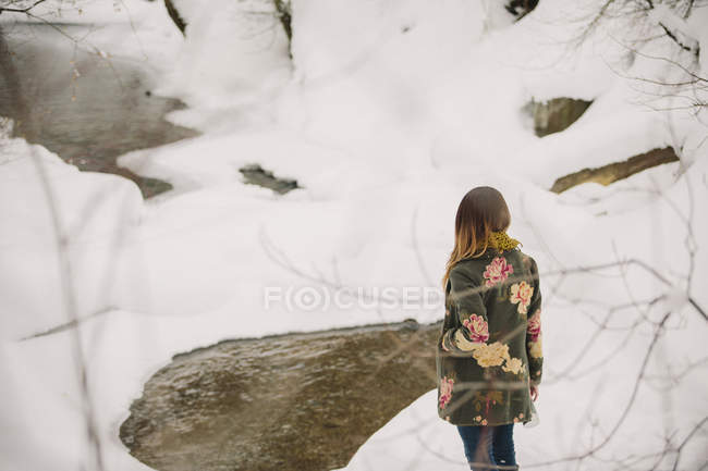 Mulher andando na neve — Fotografia de Stock