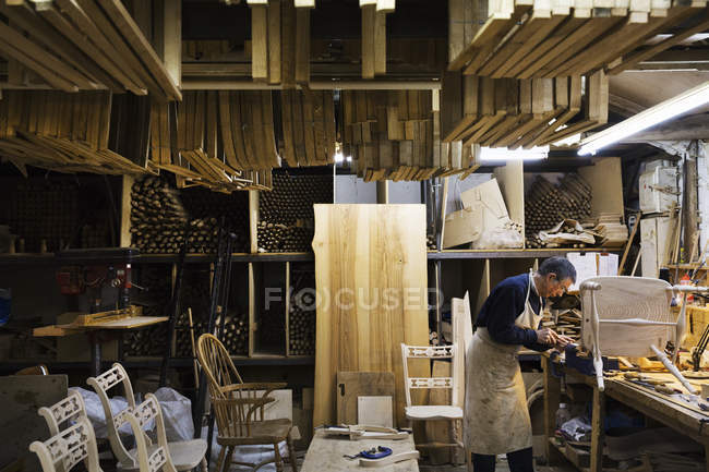 Mann arbeitet in Tischlerei — Stockfoto
