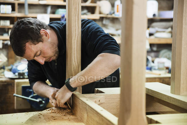 Mann arbeitet in Tischlerei — Stockfoto