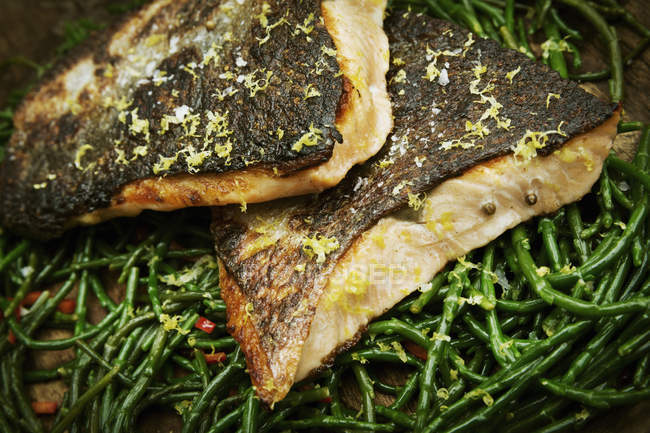 Filetes de peixe grelhado com pele crocante — Fotografia de Stock