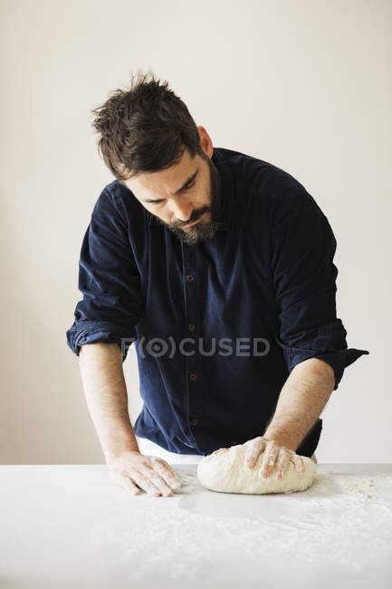 Panadero amasar y dar forma a la masa - foto de stock
