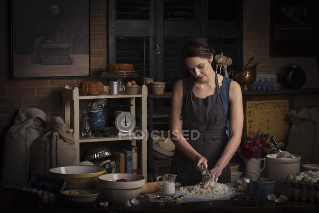 Mujer preparando masa para galletas - foto de stock