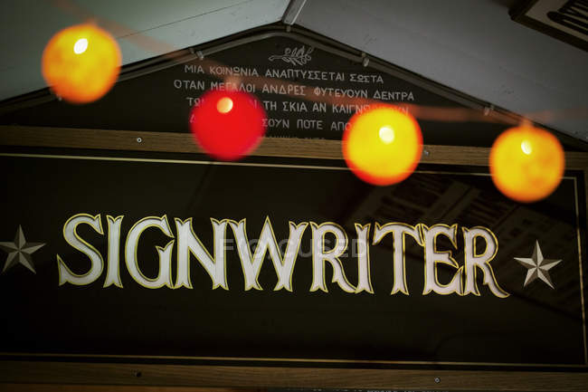 Firmar en un taller de Signwriter . - foto de stock