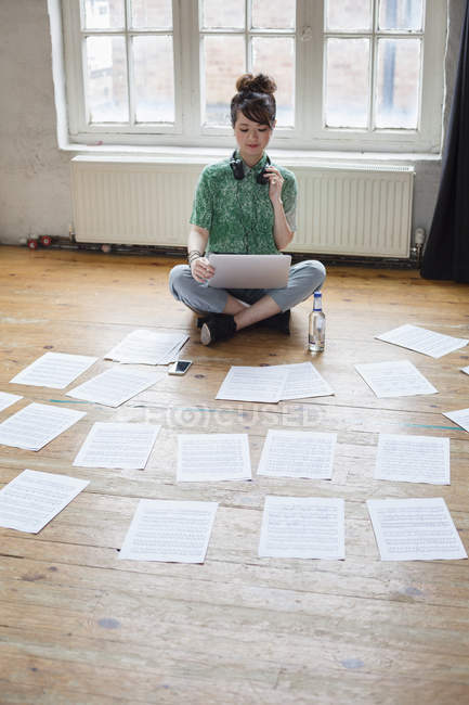 Женщина, сидящая на полу в репетиционной студии — стоковое фото