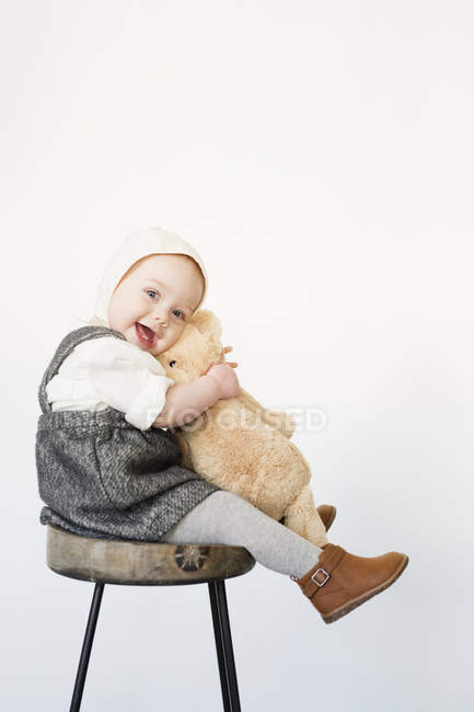 Девушка, сидящая на высоком табурете — стоковое фото