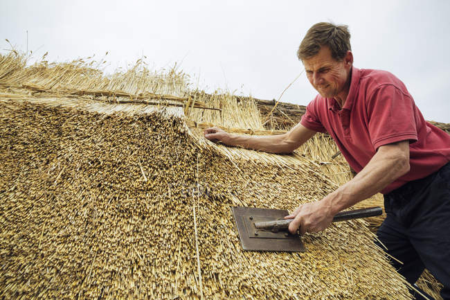Homem de palha um telhado — Fotografia de Stock