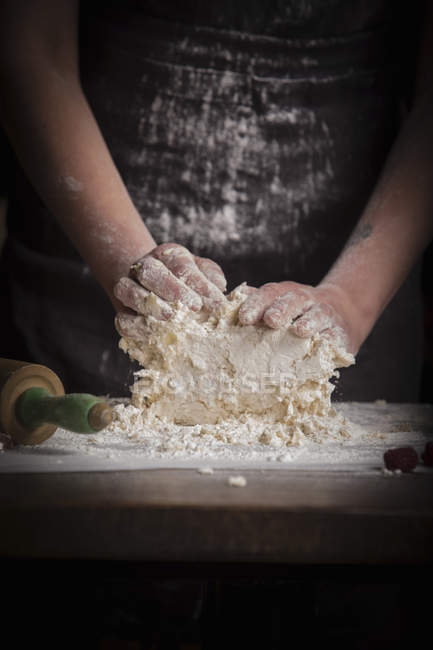 Женщина месит тесто для печенья — стоковое фото
