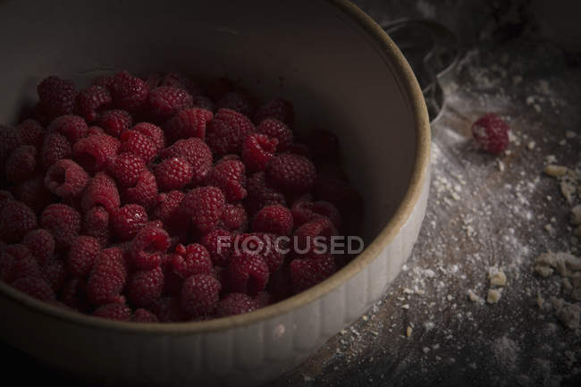 Чаша свежей малины — стоковое фото