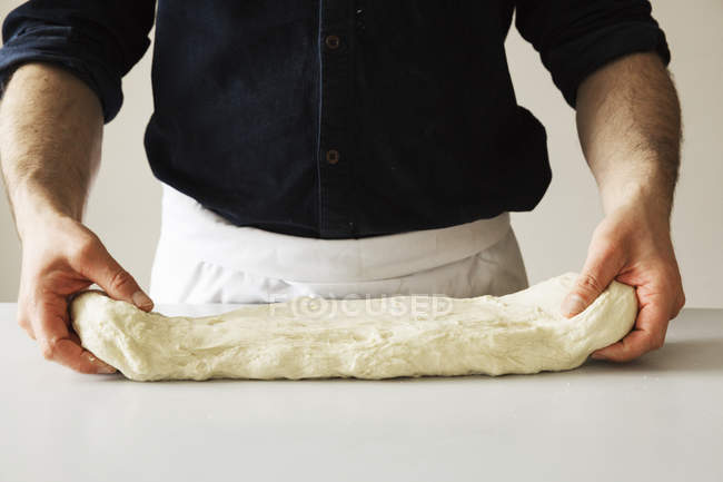 Bäcker knetet Brotteig. — Stockfoto