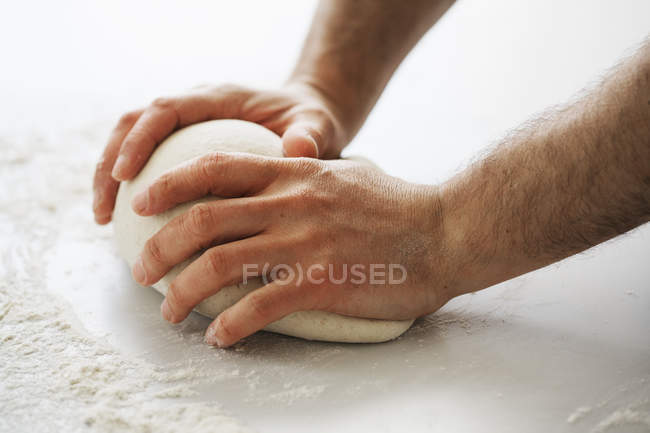 Bäcker knetet eine Portion Brotteig — Stockfoto