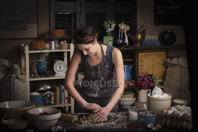 Donna che prepara la pasta per i biscotti — Foto stock
