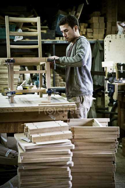 Homem que trabalha na oficina de um fabricante de móveis — Fotografia de Stock