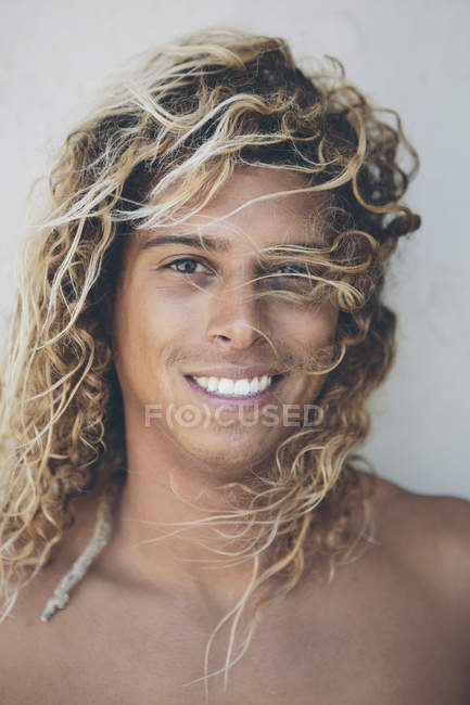 Jeune surfeur hispanique — Photo de stock
