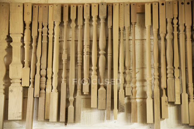 Selección de patas de muebles de madera torneadas - foto de stock