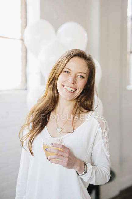 Жінка тримає напій у склянці — стокове фото