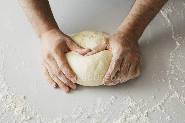 Пекарь, превращающий тесто в шар . — стоковое фото
