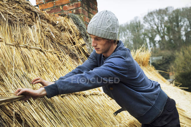 Thatcher standing on a roof — Stock Photo