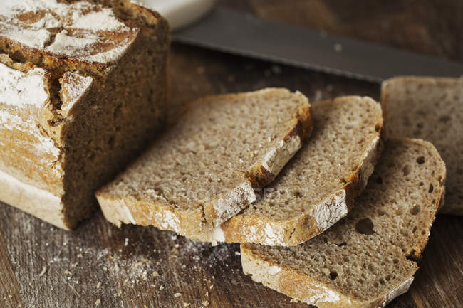 Frisch gebackenes Brot auf Schneidebrett. — Stockfoto