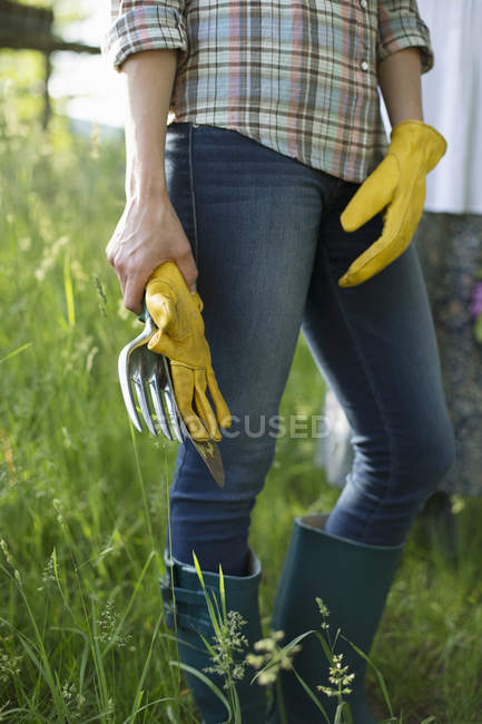 Женщина-работница держит лопатку — стоковое фото