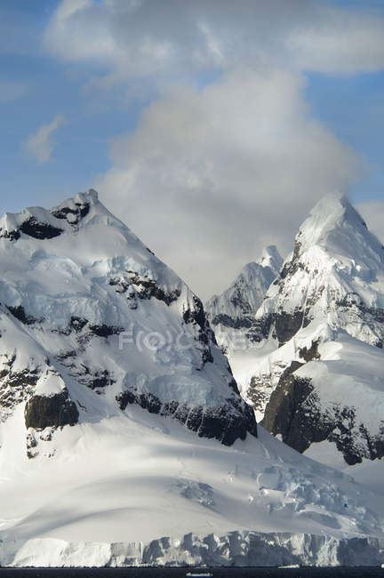 Paisaje montañoso de la Antártida . - foto de stock