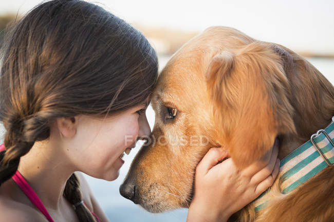 Menina e cachorro, nariz a nariz . — Fotografia de Stock