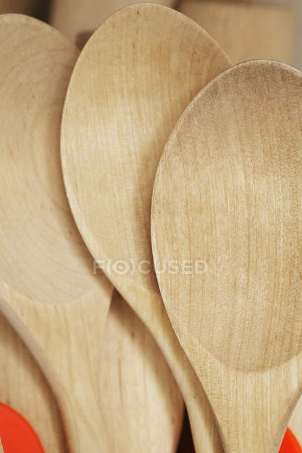 Cucharas de madera fondo - foto de stock