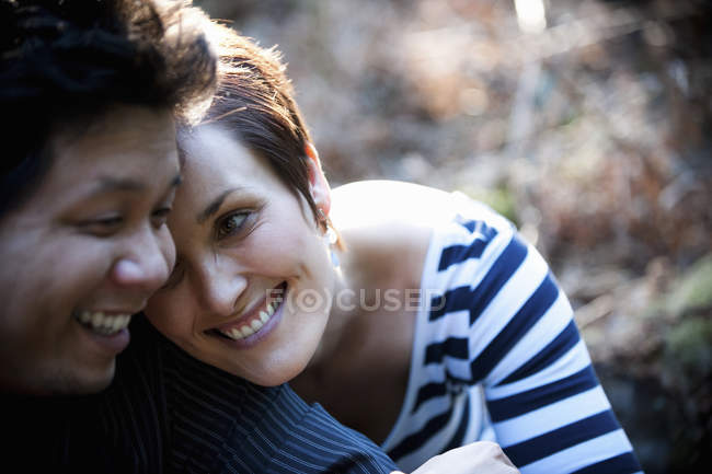 Couple heureux assis à l'extérieur — Photo de stock