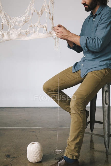 Artista masculino tejido tela e hilo
. - foto de stock