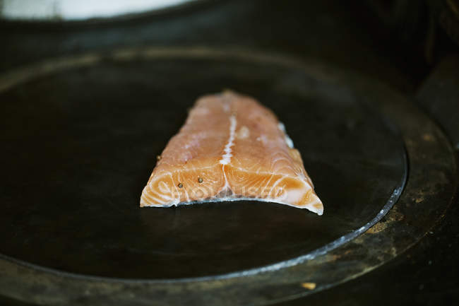 Fish fillet on a stove. — Stock Photo