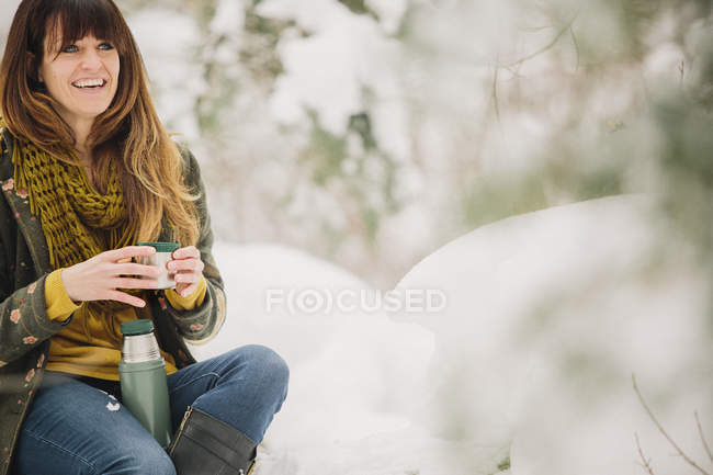 Femme dans la neige en hiver — Photo de stock