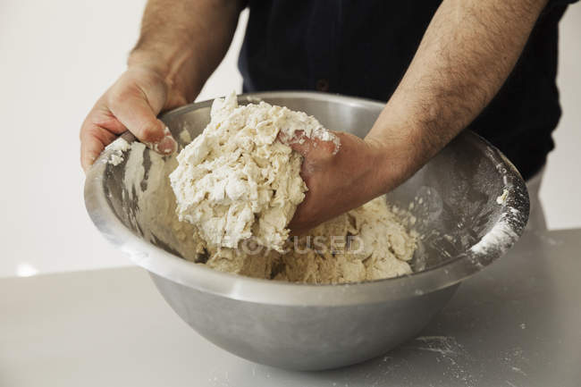 Bäcker knetet Brotteig — Stockfoto
