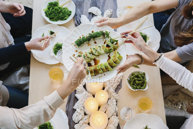 Mãos humanas compartilhando uma refeição — Fotografia de Stock