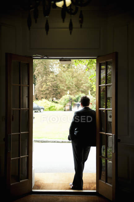 Silueta de un hombre de pie en una puerta - foto de stock