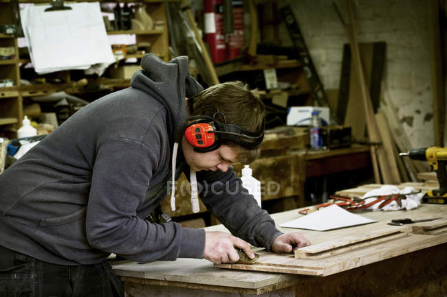 Mann arbeitet in der Werkstatt eines Möbelherstellers — Stockfoto