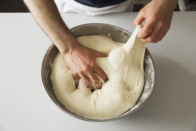 Baker massa de pão de amassar — Fotografia de Stock
