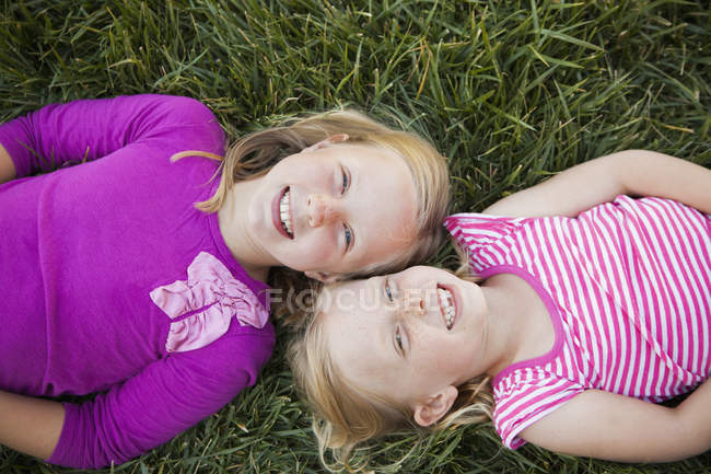 Портрет двох сестер посміхаючись — стокове фото