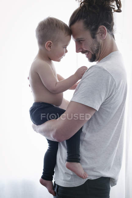 Uomo con in braccio un bambino piccolo — Foto stock