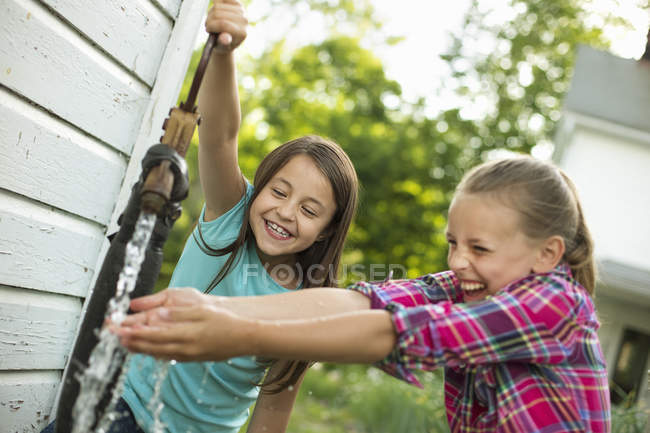 Девушки моют руки — стоковое фото