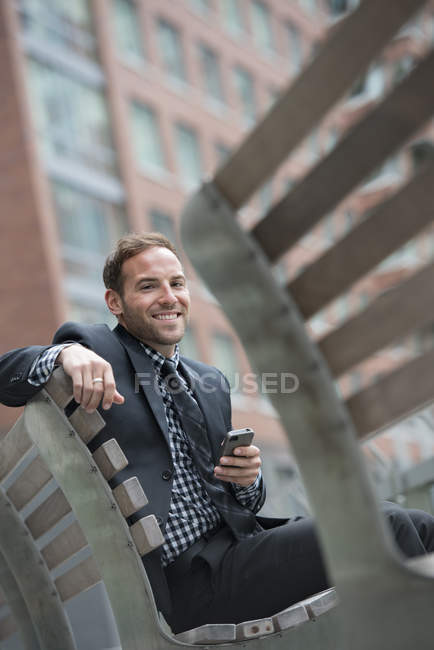 Homem sentado no banco — Fotografia de Stock