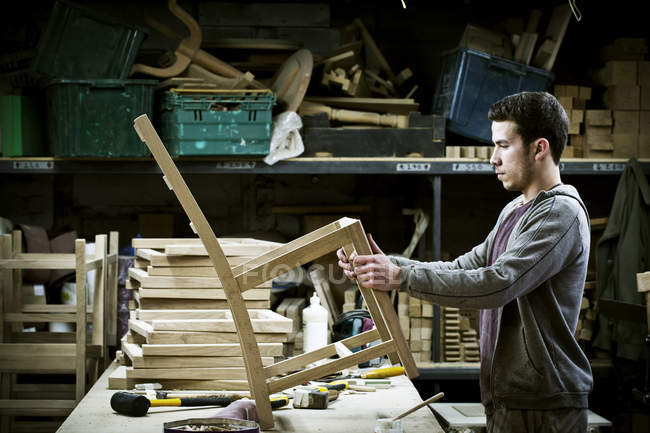Mann arbeitet in einer Möbelwerkstatt. — Stockfoto
