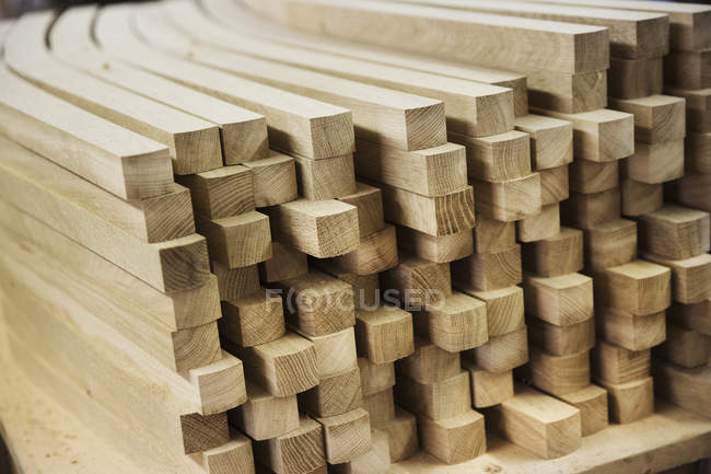 Gebogene quadratische Holzteile. — Stockfoto