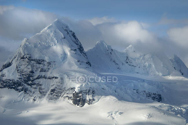 Nevado paisaje montañoso - foto de stock