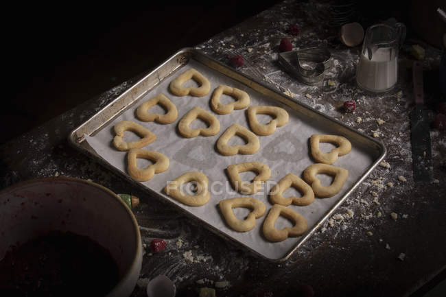 Поднос для выпечки с печеньем в форме сердца — стоковое фото