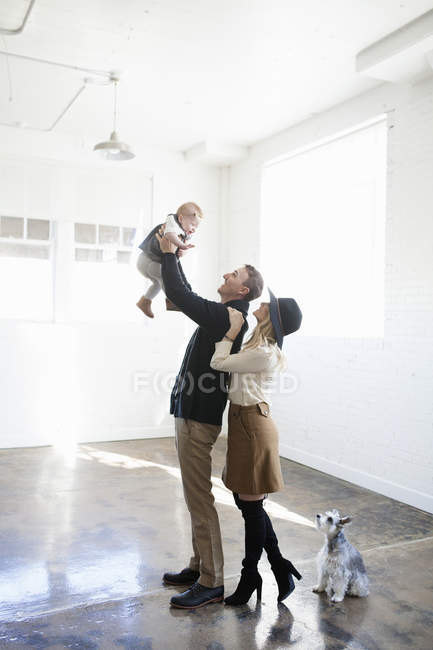 Pai, mãe e criança pequena — Fotografia de Stock