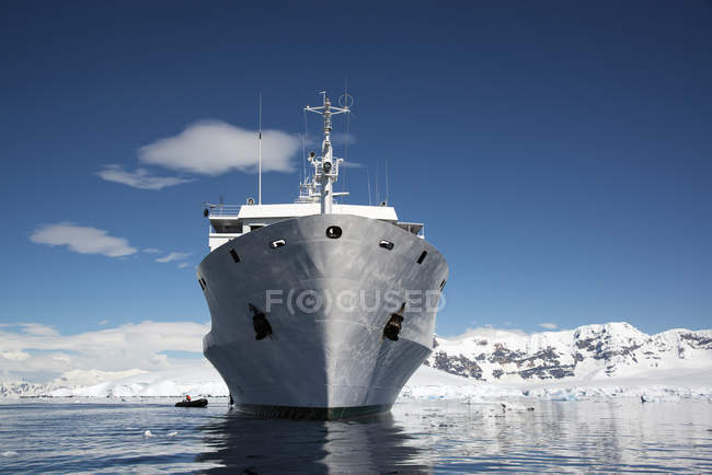 Antarctic cruise ship — Stock Photo
